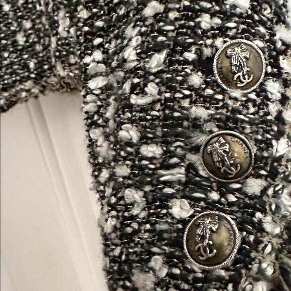 Chanel Black and White Tweed Blazer Size 36 - Picture 5 of 15